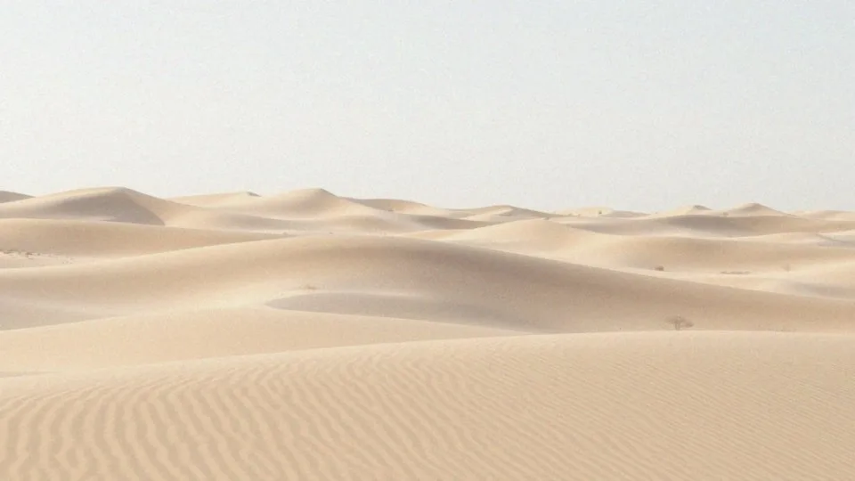 Jakie są typowe temperatury w Omanie w różnych miesiącach?