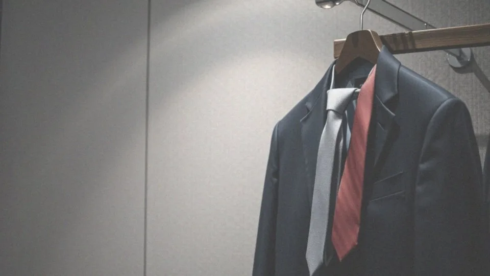 Jak dopasować szerokość krawata do klap marynarki garnituru?