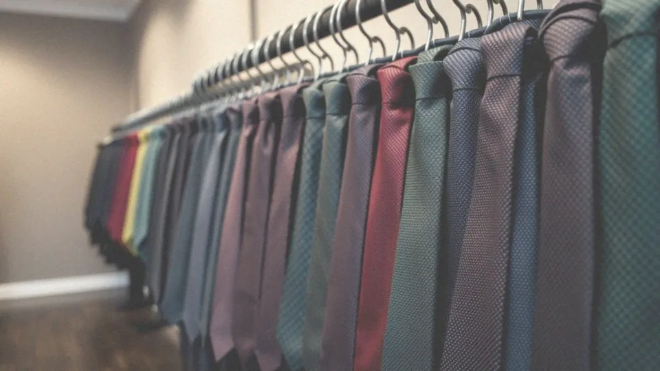 Jakie kolory krawata pasują do granatowego garnituru w kratę?