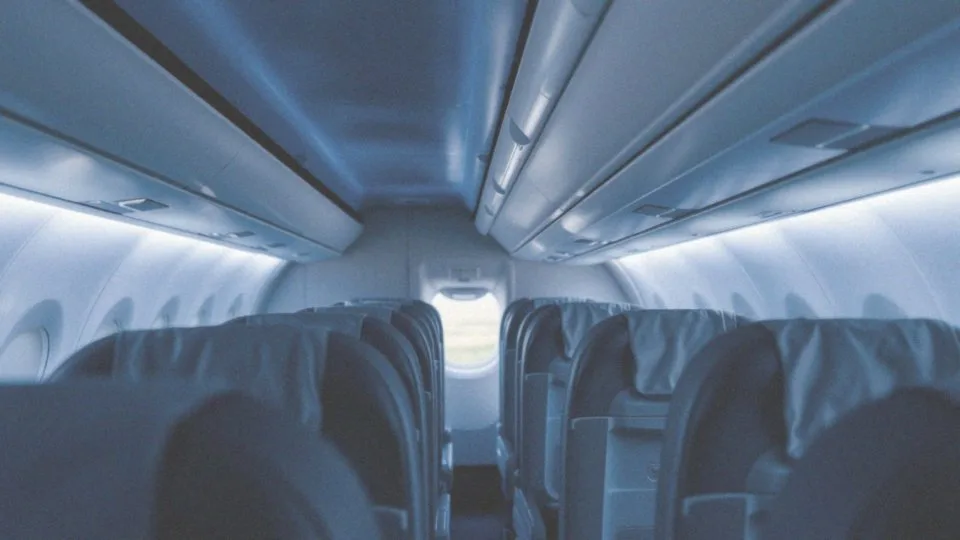 Jakie są zasady dotyczące komfortu pasażerów w Boeing 737-800?