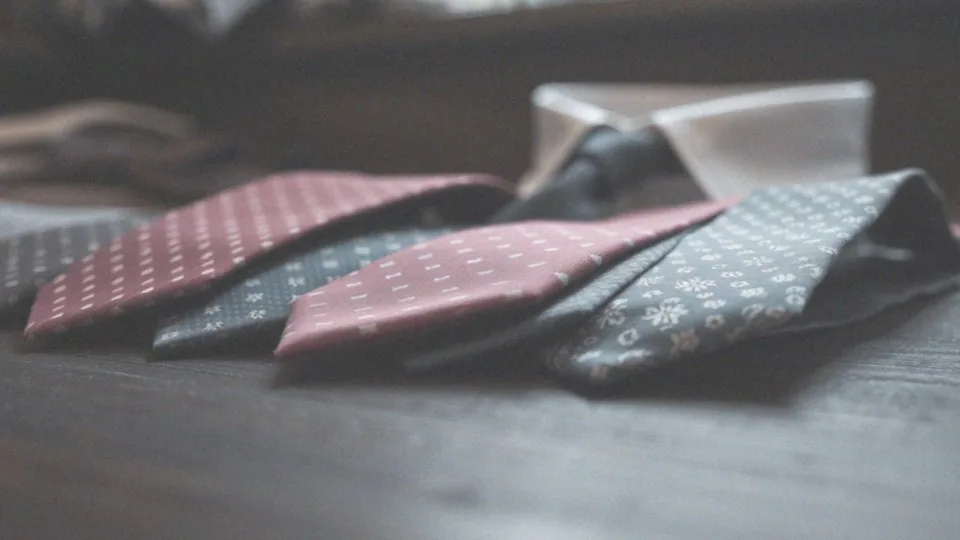 Jakie wzory krawatów są odpowiednie do niebieskiego garnituru?